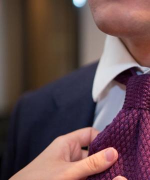 Самый простой способ завязать галстук: легкий узел с которым справиться каждый